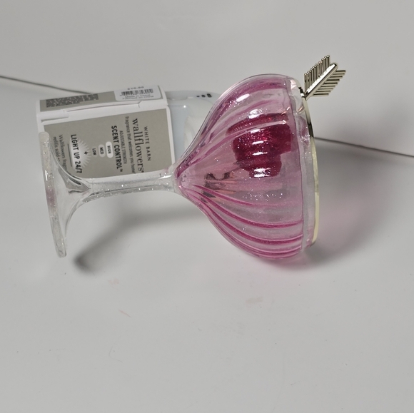 White barn bbw V-day valentines drink light up scent control wallflower Nwt - Picture 5 of 5